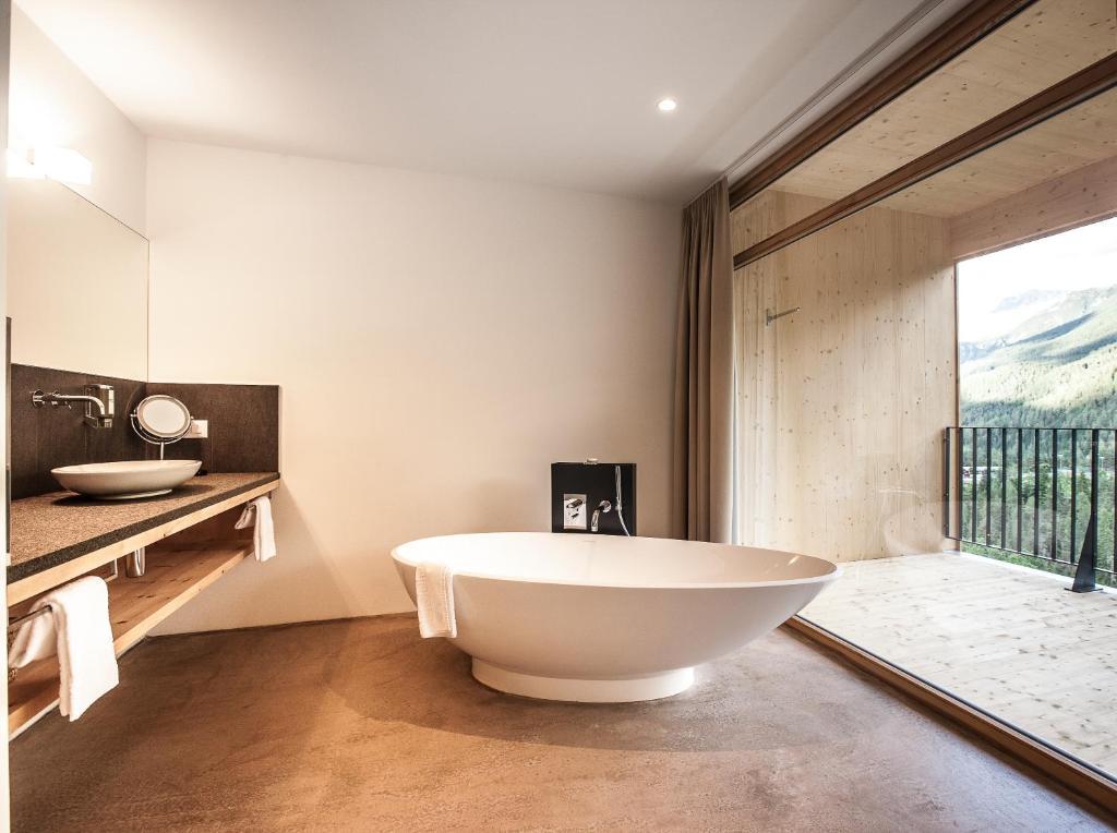 Hotel Arnica Scuol - Adults Only المظهر الخارجي الصورة